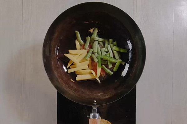 番茄土豆焖面的做法 番茄土豆焖面的家常做法