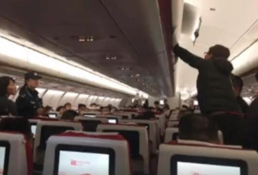 乘客向飞机扔硬币是什么情况 涉事乘客结果如何