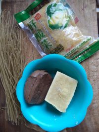 酸菜鸭血冻豆腐的做法步骤1
