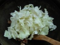 干锅包菜肉片的做法步骤5