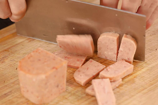 蒜苗炒午餐肉的做法 怎么做蒜苗炒午餐肉