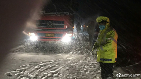 四川多地降雪折多山段交通管制 今天全省仍以阴雨为主