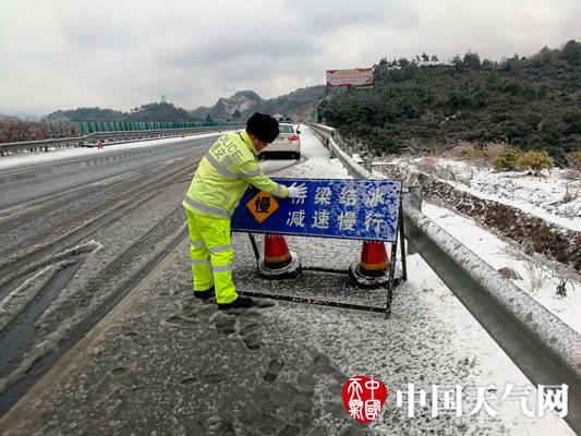 湖南高速“地穿甲”交警现场除冰 未来低温雨雪不断