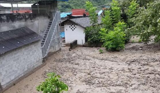 四川甘洛县暴雨发生泥石流灾害 周边23户58人及时转移无伤亡