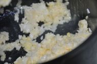 牛丸蛋炒饭的做法步骤3