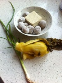 酸菜豆腐肉丸汤的做法步骤1