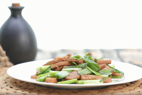 蒜苗炒午餐肉的做法 怎么做蒜苗炒午餐肉