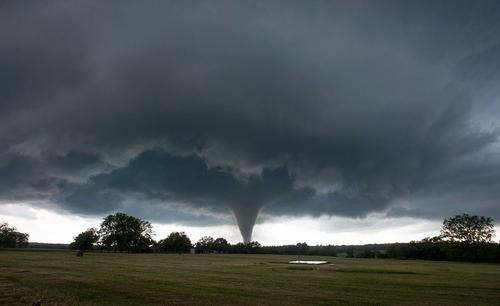 美国南部多地遭龙卷风、雷暴天气袭击 至少造成6人死亡