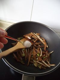 青椒香干炒拉皮的做法步骤5