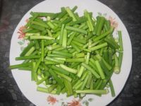 回锅肉炒蒜苔的做法步骤2