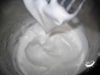 原味戚风蛋糕的做法步骤5