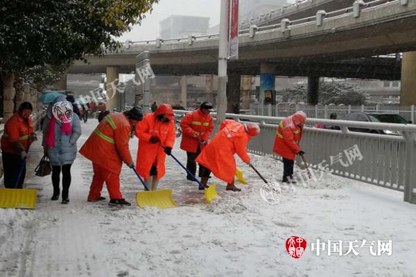 河南暴雪致交通受阻 明晨郑州最低温或破17年来历史极值