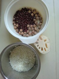 红豆莲藕粥的做法步骤1