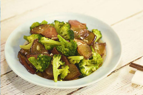 腊肉小炒西兰花的做法 腊肉小炒西兰花怎么做
