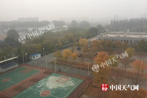 北京大雾局地能见度不足200米 多路段封闭