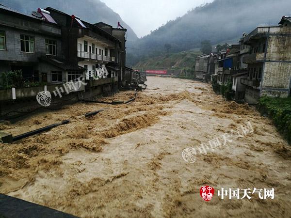 大暴雨怒袭重庆城口沿河乡 河水暴涨涌进民房