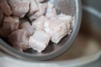 莲子炖排骨的做法步骤3