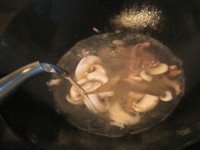 菠菜口蘑肉丝面的做法步骤4