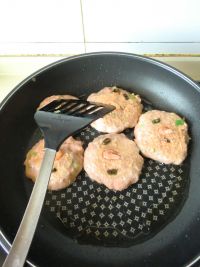 葱香虾饼的做法步骤8