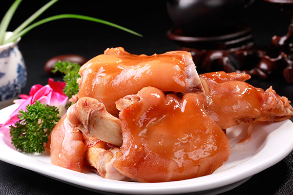 猪蹄怎么做好吃 卤猪蹄的做法