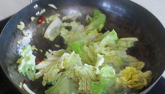 白菜怎么做好吃 金边白菜的家常做法