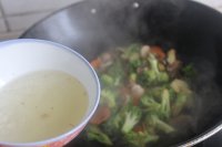 平菇炒西兰花的做法步骤12