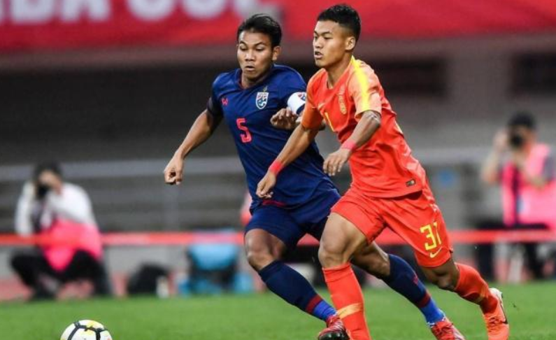 国青0-2泰国是怎么回事 门将送大礼前锋空门不进