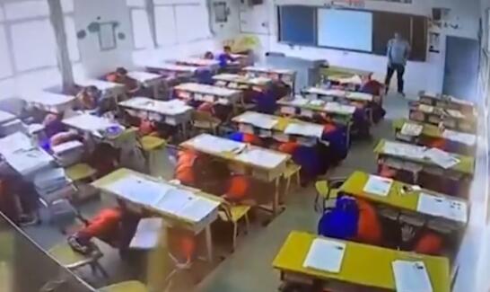 昆明地震百名考生跑出考场 网友：这才是科学的地震避险方式