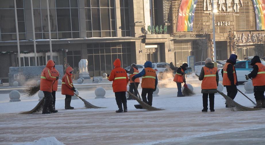 天冷要保暖！呼伦贝尔雪窖冰天 清洁工严寒中清理积雪