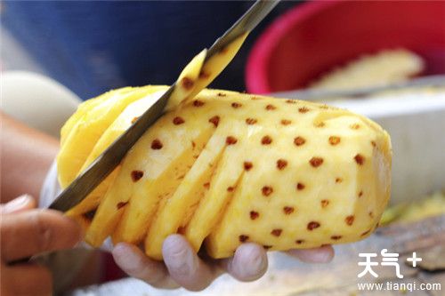 菠萝自己在家怎么削皮 削菠萝皮的小窍门