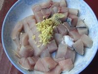 茄子黑鱼丁的做法步骤3