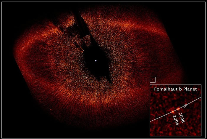 哈勃太空望远镜拍摄到Fomalhaut b（小图）围绕南鱼座α。