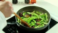 扁豆炒腊肉的做法步骤3