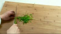 虾酱炒鸡蛋的做法步骤1