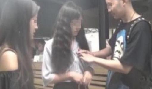 女生被陌生男袭胸后反遭辱骂