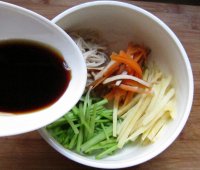 金针菇拌芦蒿豆干的做法步骤7