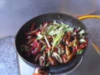 红辣椒煸蚕蛹的做法步骤10