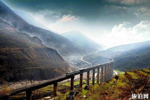 8月四川暴雨成昆铁路停运列车