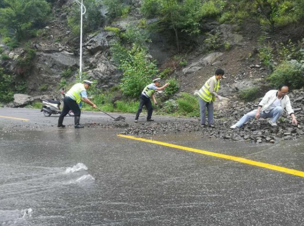 陕西渭南市因暴雨引发山体滑坡 交警大队连夜排险