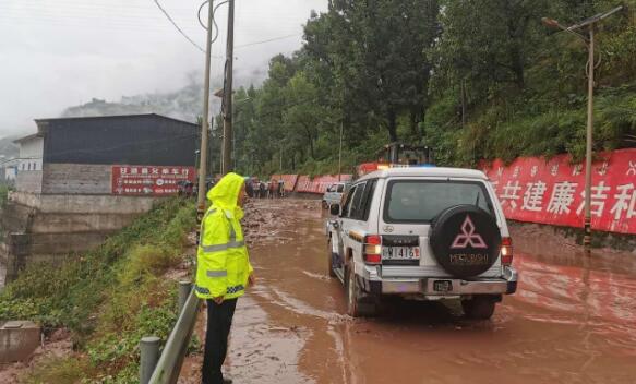 四川成昆铁路路段发生泥石流灾害 当地政府紧急转移受灾群众311人