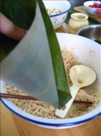 嗜肉族最爱的咸蛋黄五花肉粽的做法步骤11