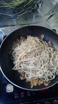 咸肉蘑菇炒面的做法步骤10