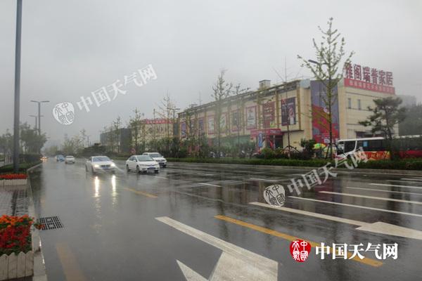 山西太原等地遇10月罕见大雨 多地气温刷下半年新低