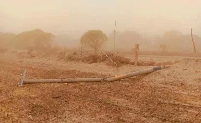 电线杆被狂风吹倒