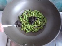 橄榄菜煸四季豆的做法步骤5