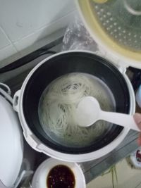 快手酸辣面的做法步骤4