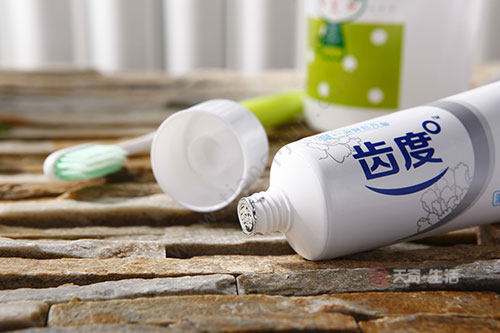 清洗衣服上圆珠笔迹的小窍门 