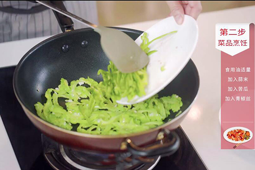 青椒炒苦瓜家常做法 青椒炒苦瓜的做法介绍