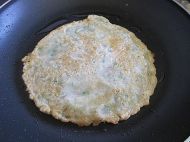 香甜槐花煎饼的做法步骤6