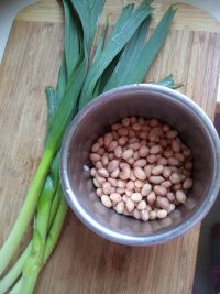 蒜苗拌花生的做法步骤1